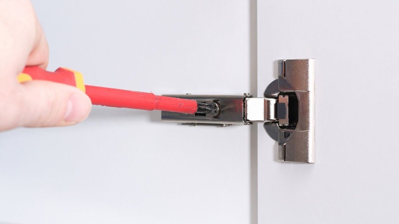 Yavaş Kapanan (Stoperli) Menteşe Hızı Nasıl Ayarlanır?